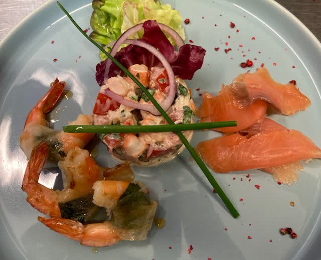 Entrée maison : saumon fumé et crevettes
