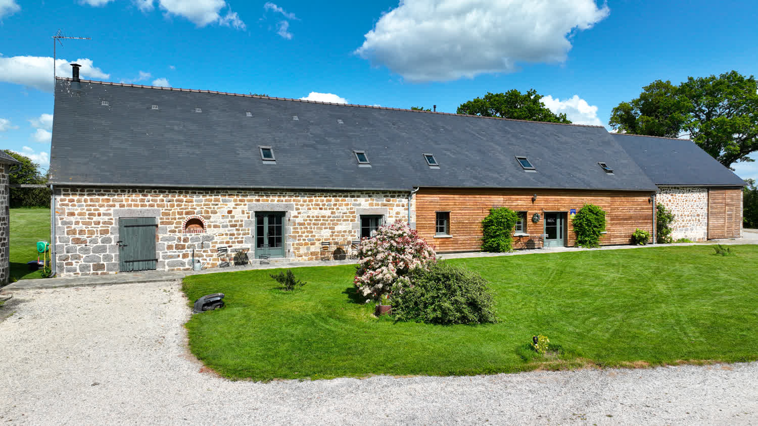 Un bâtiment en pierre, côté jardin