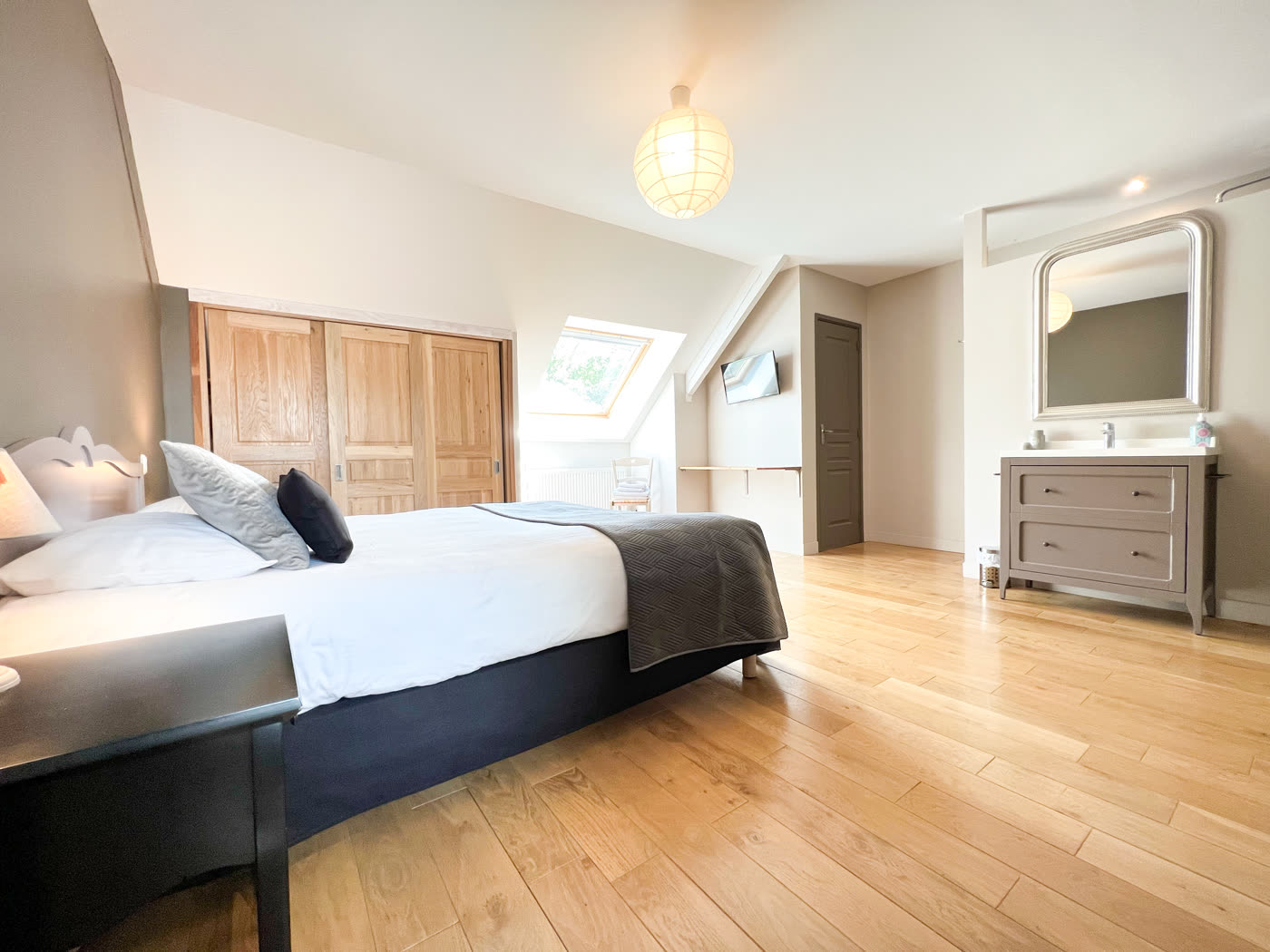 Chambre dans le bâtiment en pierre
