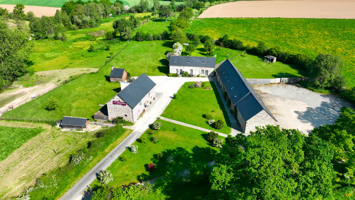 La cour de gravier et les bâtiments en pierre