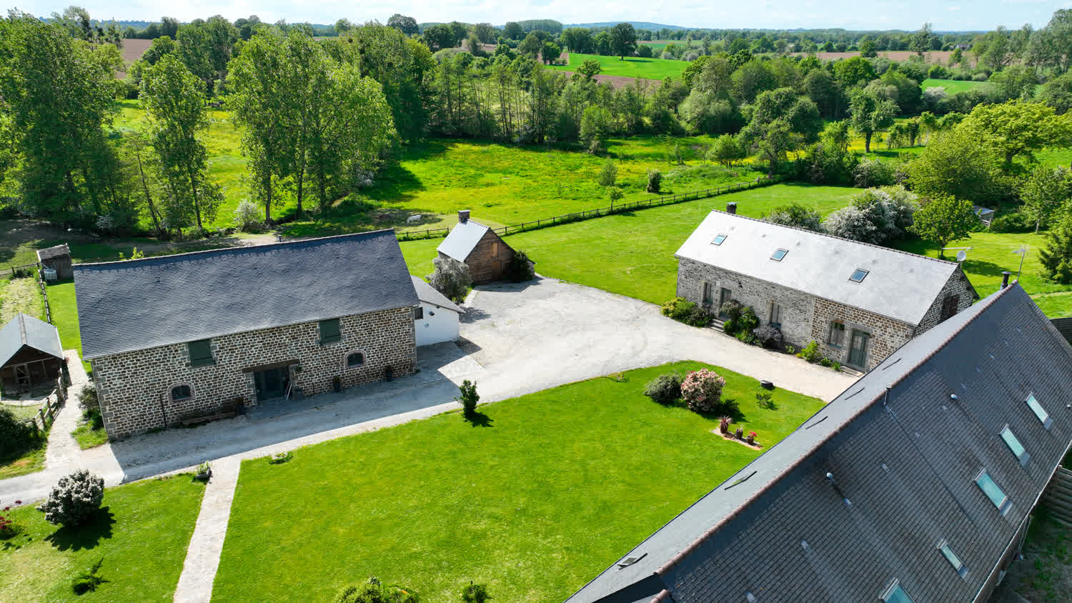 Le domaine vu du ciel, dans le bocage normand