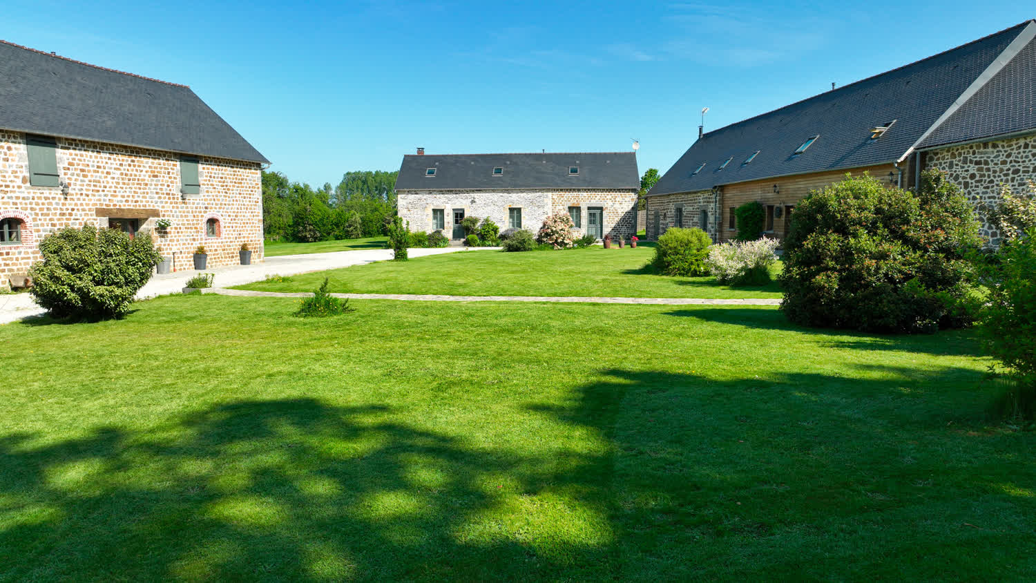 Le jardin et la pelouse du domaine, pour une fête de famille
