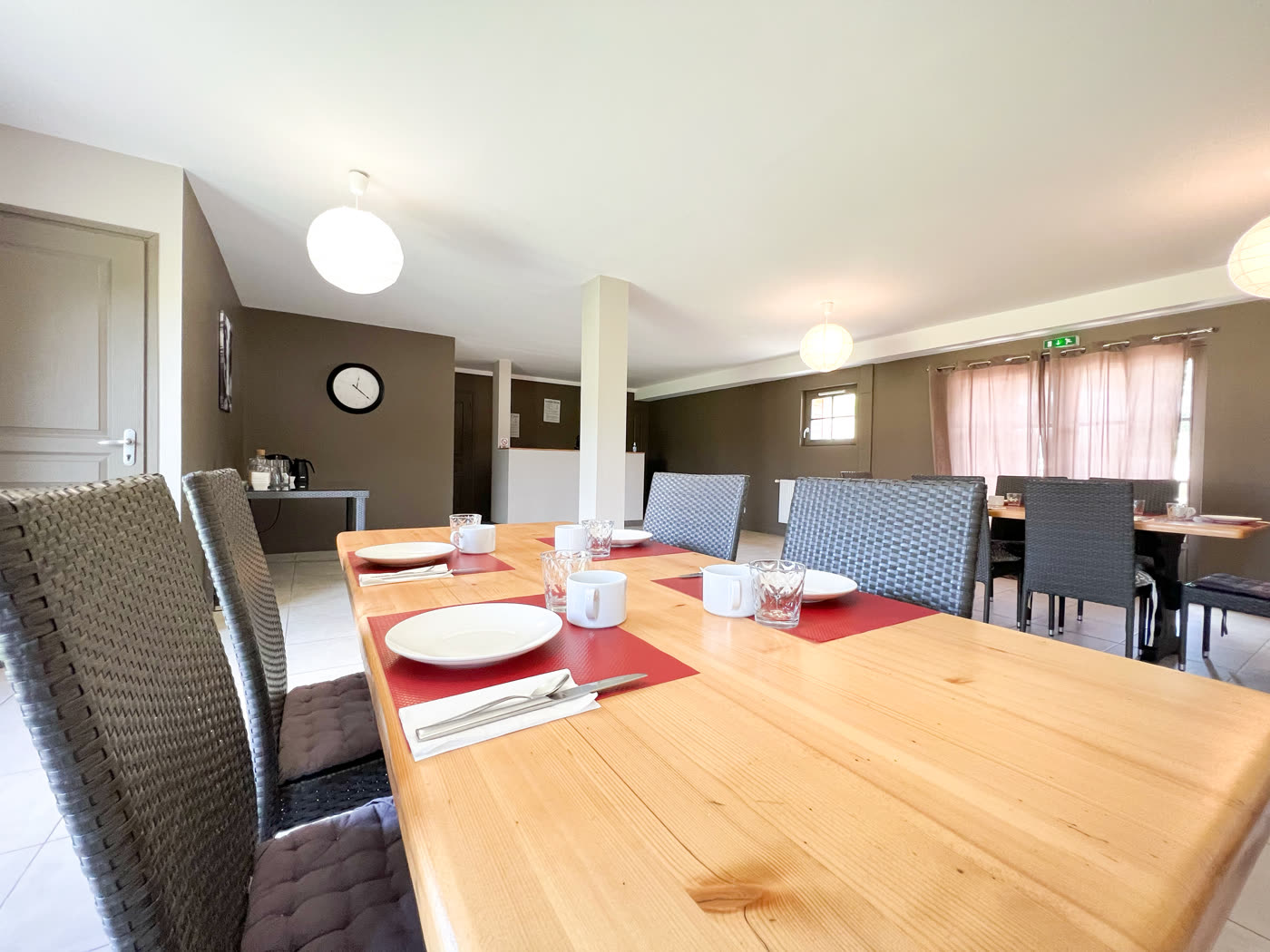 Salle dressée pour une réunion ou un repas d'entreprise