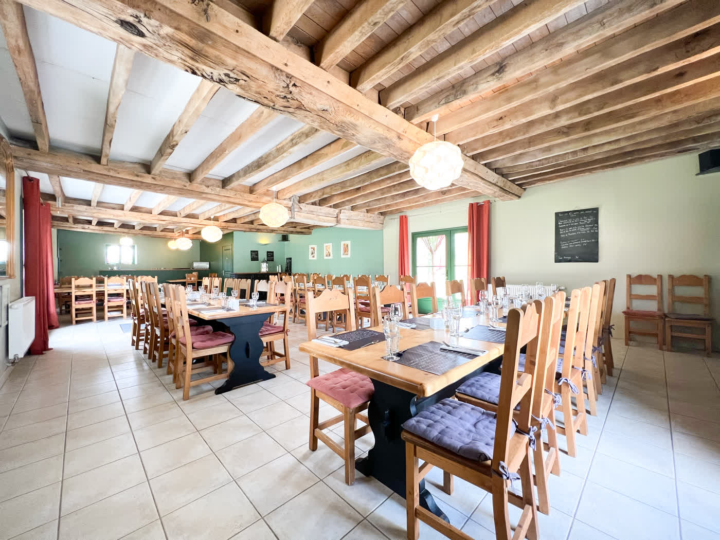 Salle de réception de 90 m² pouvant accueillir jusqu'à 65 convives