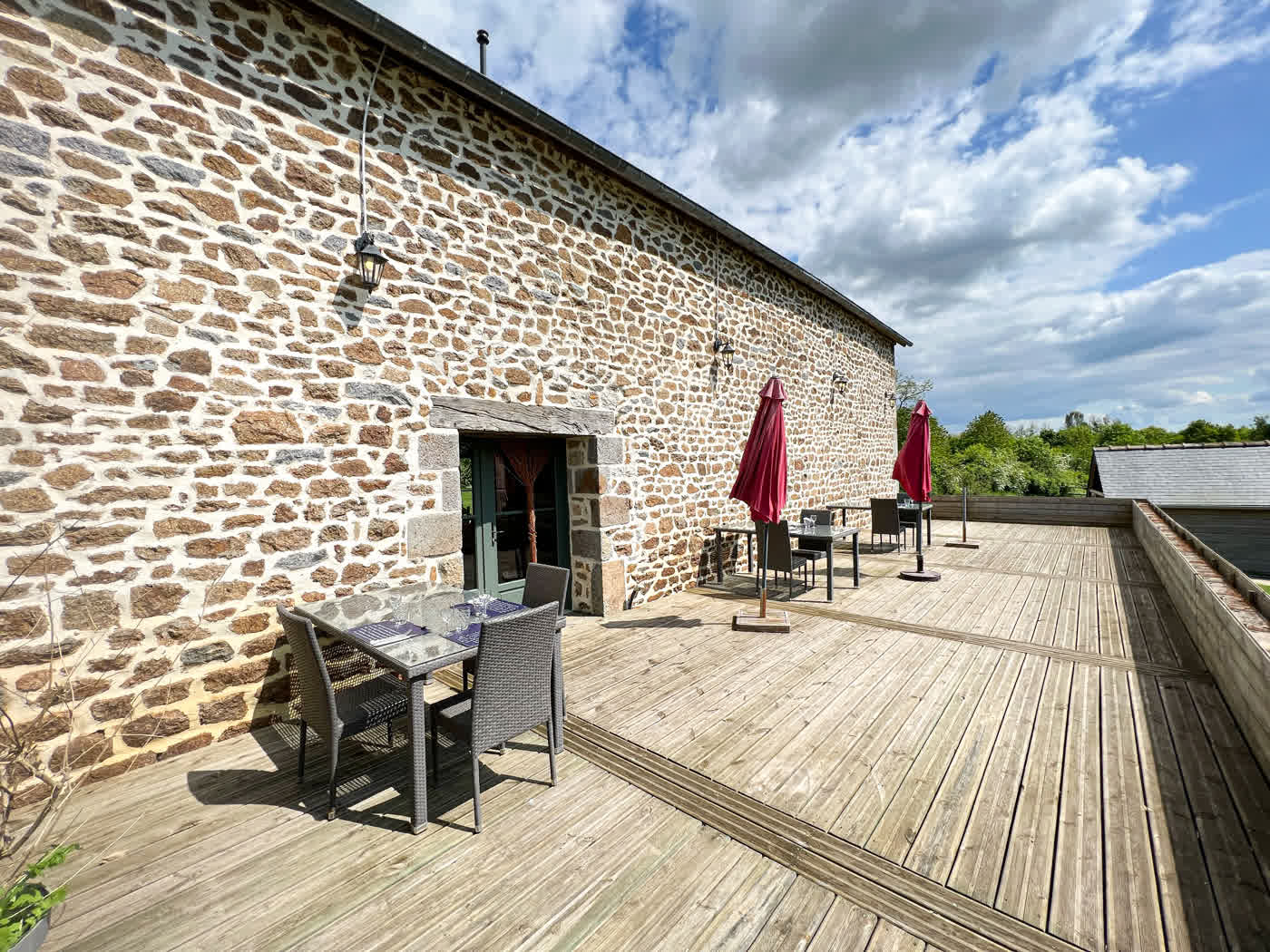 La terrasse attenante à la salle, avec sa vue dégagée sur la nature